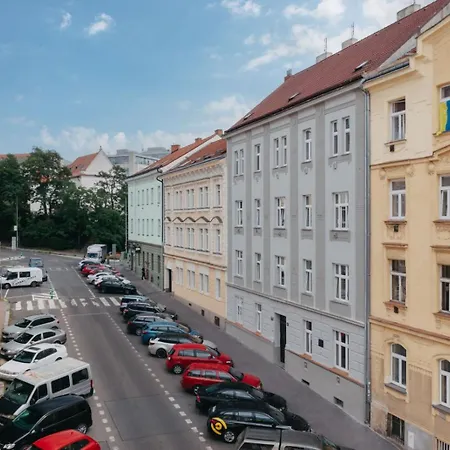 Luxury Musicians In By Metro Vysehrad Apartment