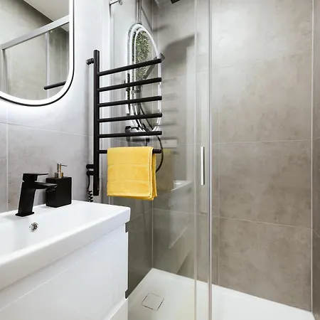 Luxury Musicians In By Metro Vysehrad Apartment *