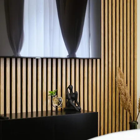 Luxury Musicians In By Metro Vysehrad Apartment